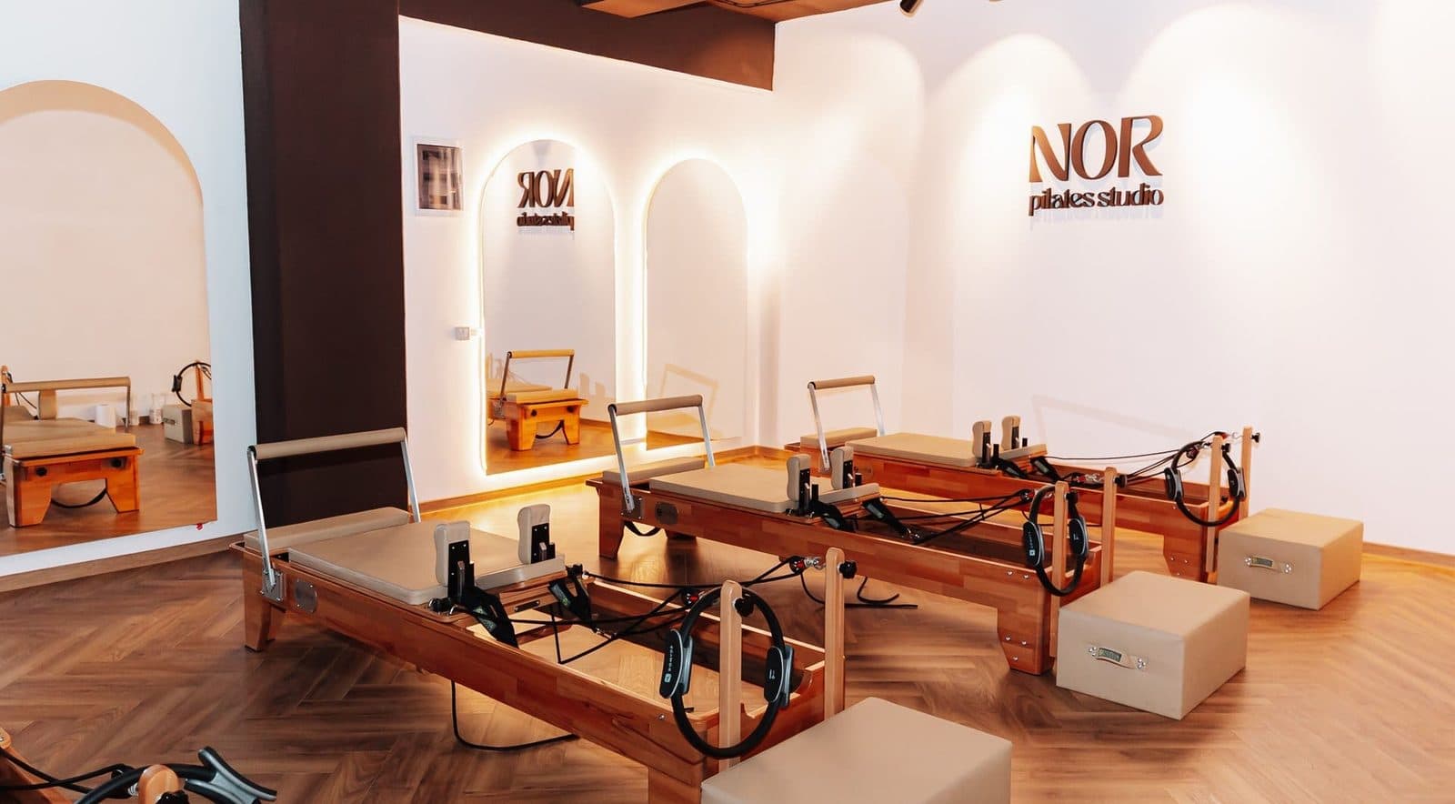 Aparate de pilates reformer din lemn în studioul NOR Sibiu