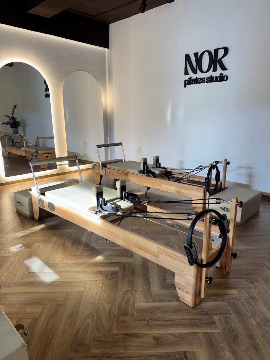 Oglinzi cu iluminare LED în studioul NOR Pilates