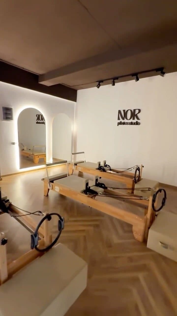 Aparate reformer și oglinzi elegante în studio