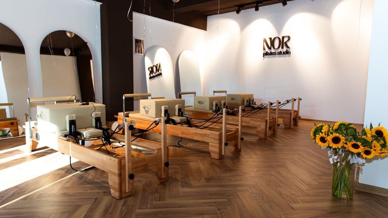 Detaliu cu floarea-soarelui și aparate din lemn în studio